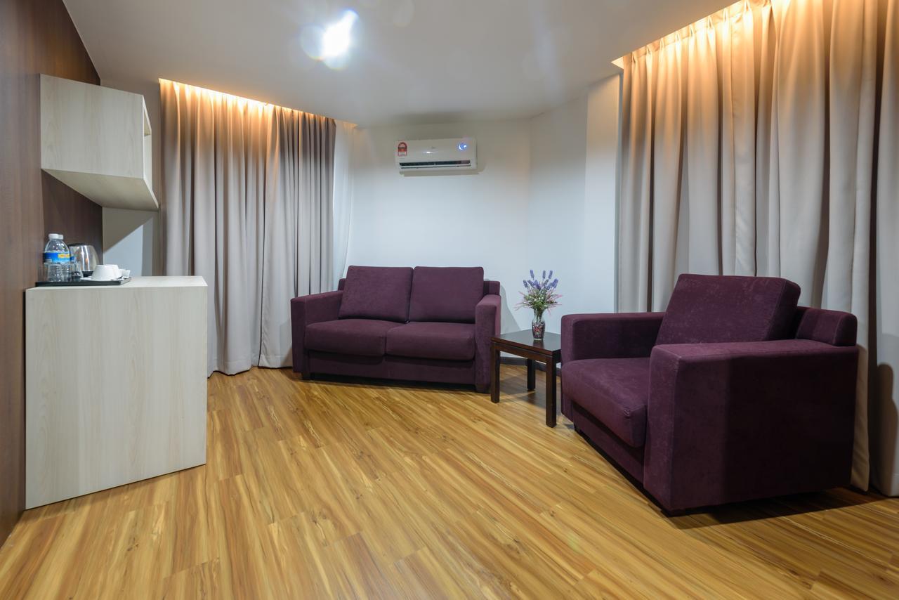 Samudra Hotel Kuching Esterno foto